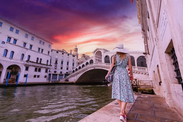 Mujer Vestido Azul Sombrero Caminando Calle Venecia Italia Alegre Feliz —  Fotos de Stock