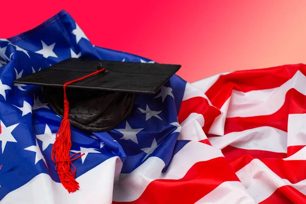 Mezuniyet Şapkası Amerikan Bayrağı Eğitim Konsepti — Stok fotoğraf