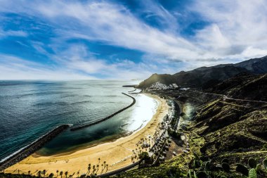 Ünlü sahil ve okyanus manzarası Playa de las Teresitas, Tenerife, Kanarya Adaları, İspanya