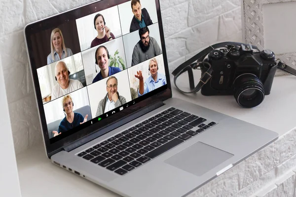 Portátil Con Soportes Videoconferencia Sobre Mesa — Foto de Stock