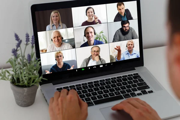 Laptop Com Videoconferência Fica Mesa — Fotografia de Stock