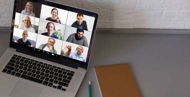 Bilgisayar ve video konferansı masada duruyor.