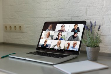 Bilgisayar ve video konferansı masada duruyor.
