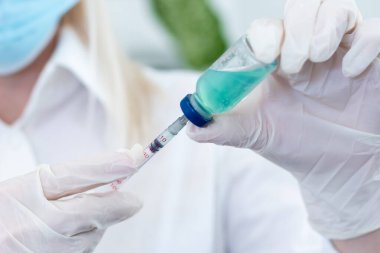 İğneler için tıbbi tedavi aşısı ve şırınga. Koroner enfeksiyonun önlenmesi ve tedavisi. Tıp bulaşıcı bir kavramdır..