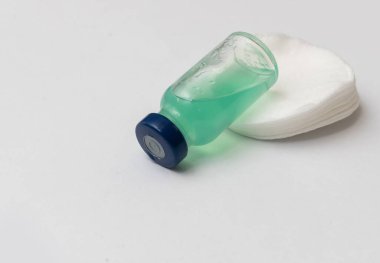 Laboratuvar tezgahında Covid-19 aşısı olan ampuller. Coronavirus sars-cov-2 salgınıyla savaşmak için..