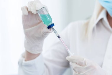 Laboratuvar tezgahında Covid-19 aşısı olan ampuller. Coronavirus sars-cov-2 salgınıyla savaşmak için..