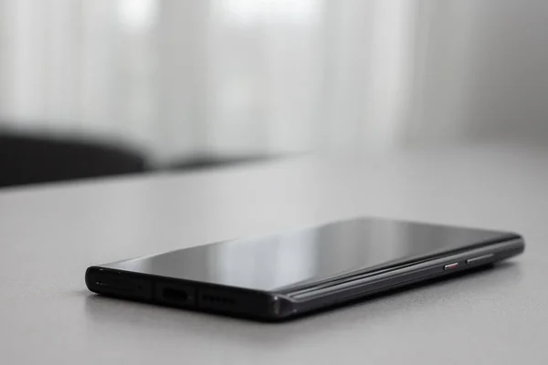 黑色现代手机 黑色石桌背景上的空白屏幕 古旧深灰色纹理背景下的智能手机 — 图库照片