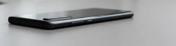 Ein Einziges Mobiltelefon Auf Grauem Tisch — Stockfoto