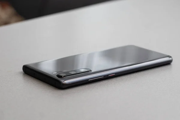 Schwarzes Modernes Mobiltelefon Mit Leerem Bildschirm Auf Schwarzem Steintischhintergrund Smartphone — Stockfoto