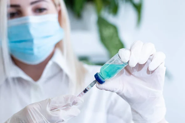 İğneler için tıbbi tedavi aşısı ve şırınga. Koroner enfeksiyonun önlenmesi ve tedavisi. Tıp bulaşıcı bir kavramdır..