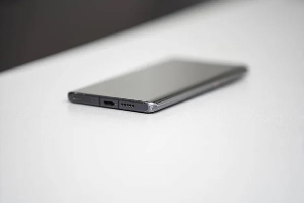 Telefon Mobil Modern Negru Ecran Gol Fundal Masă Din Piatră — Fotografie, imagine de stoc