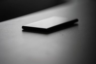 Gri masada tek bir cep telefonu.