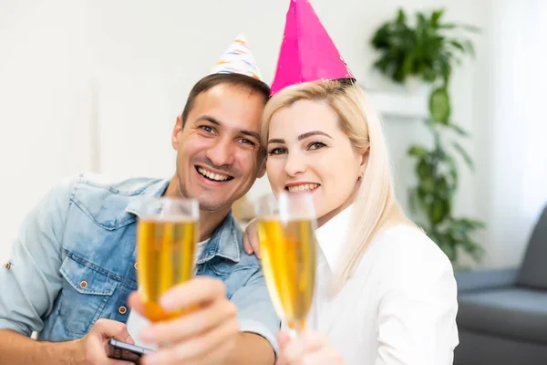 Молодая Пара Друзья Шляпах Вечеринок Веселятся Виртуальным Празднованием Видеосвязи — стоковое фото