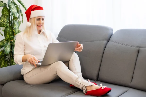 Hermosa Mujer Está Trabajando Con Sombrero Navidad —  Fotos de Stock