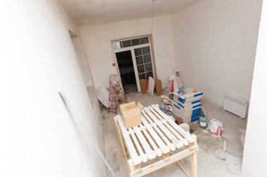 Alçıpan tamiri, sıva boyası ve sıva ile tavan arasını yenilemek. Alçıtaşı alçı tahtalarıyla banyo tamiri ve yenileme.