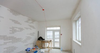 modern tuğla duvar iç dekorasyonu ve işareti