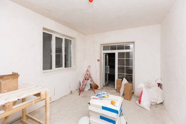 Alçıpan tamiri, sıva boyası ve sıva ile tavan arasını yenilemek. Alçıtaşı alçı tahtalarıyla banyo tamiri ve yenileme.