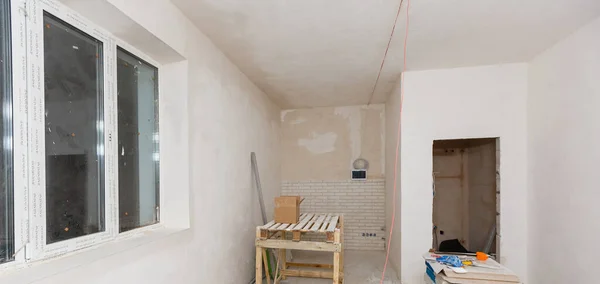 修理房子吧 粉刷和粉刷房间墙壁的木制桌子 — 图库照片