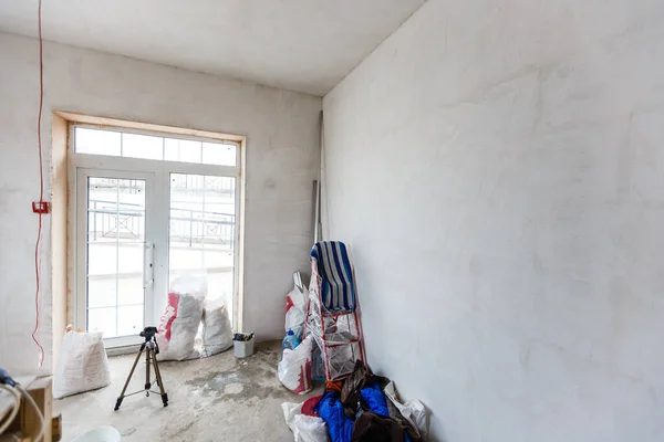 维修公寓的材料正在建造 重建和翻新中 用石膏石膏板或干墙筑墙 — 图库照片