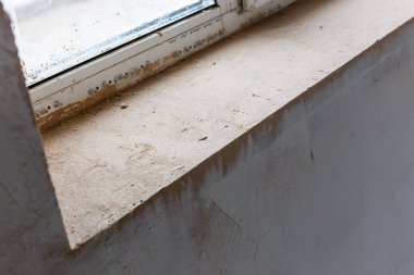 Duvar kağıdı için duvar hazırlıyorum. Pencerenin yamaçlarında onarım var. Pencerenin kenarlarına alçı tabakası koyma işlemi.