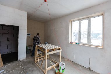 Bir dairenin onarımı, tadilatı, tadilatı ve yenilenmesi için gerekli malzemeler mevcut. Alçıtaşından ya da alçıpandan duvarlar yapmak.