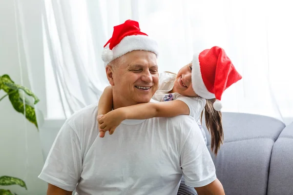 Mutlu Bir Çocukluk Çocuk Noel Baba Yla Noel Tadını Çıkar — Stok fotoğraf