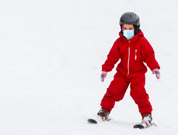 Portret Van Een Kleine Meisjesskiër Met Medisch Masker Tijdens Covid — Stockfoto