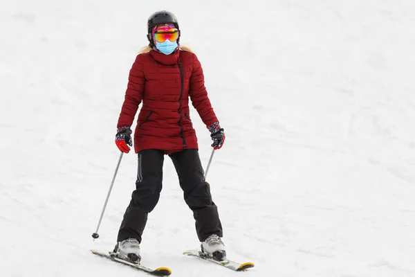 Porträt Einer Skifahrerin Mit Medizinischer Maske Während Des Covid Coronavirus — Stockfoto