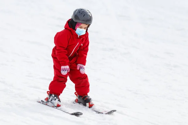Retrato Una Niña Esquiadora Con Máscara Médica Durante Coronavirus Covid —  Fotos de Stock