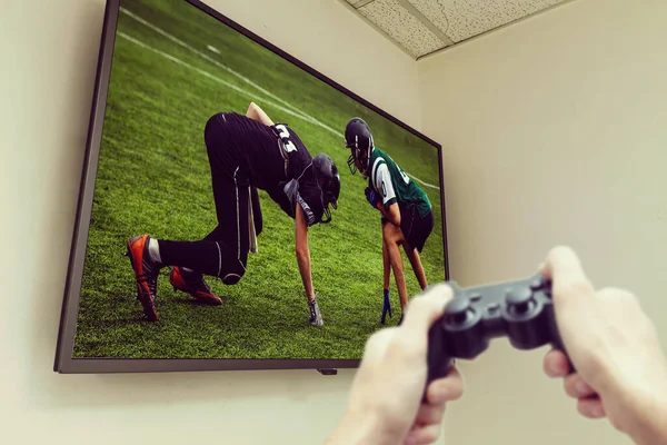Мужчина Играет Видеоигры Руки Держат Пульт Управления Футбол Футбол Телевизору — стоковое фото