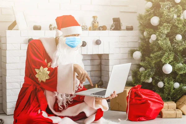Άγιος Βασίλης Φορώντας Μάσκα Προσώπου Κρατώντας Κουτί Δώρου Την Παραμονή — Φωτογραφία Αρχείου