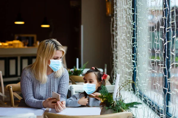 Tıbbi Maskeli Anne Kızı Noel Ağacının Yanındaki Sokakta Eğleniyor Aile — Stok fotoğraf