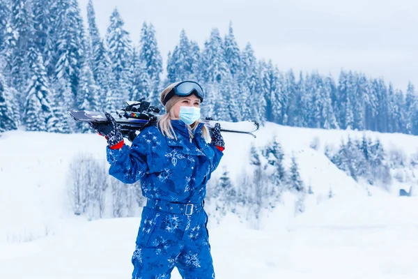 一名戴着医疗面罩的女滑雪者在滑雪场雪山上的画像 — 图库照片