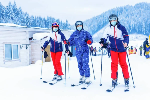 一群快乐的朋友玩得很开心 在滑雪场雪山上的Covid 19头牛身上戴面具的年轻人 — 图库照片