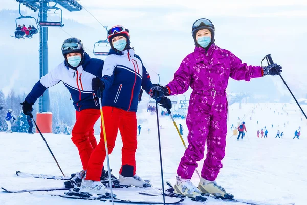 一群快乐的朋友玩得很开心 在滑雪场雪山上的Covid 19头牛身上戴面具的年轻人 — 图库照片