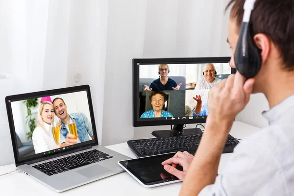 Festa Virtuale Della Casa Natale Uomo Sorridente Videoconferenza Aziendale Giovane — Foto Stock