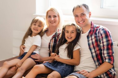 Evde genç bir aile eğleniyor.
