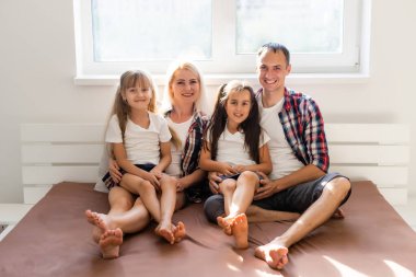 Evde genç bir aile eğleniyor.