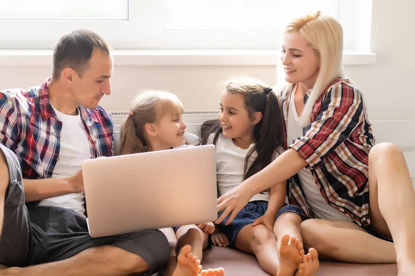 Famille Animée Achetant Ligne Couché Sur Lit Maison — Photo