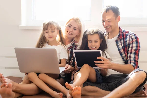 Famille Animée Achetant Ligne Couché Sur Lit Maison — Photo