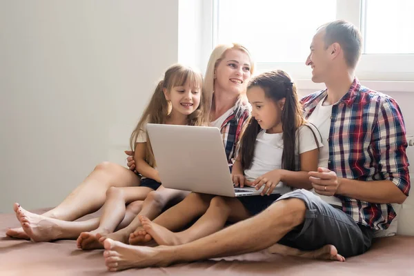 Familj Som Ligger Sängen Med Bärbar Dator — Stockfoto