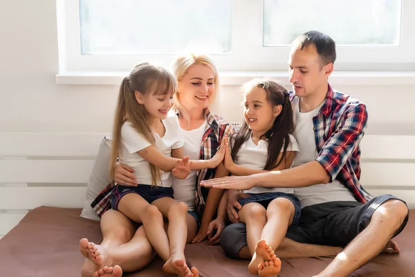 Barnfamiljer Sovrummet — Stockfoto