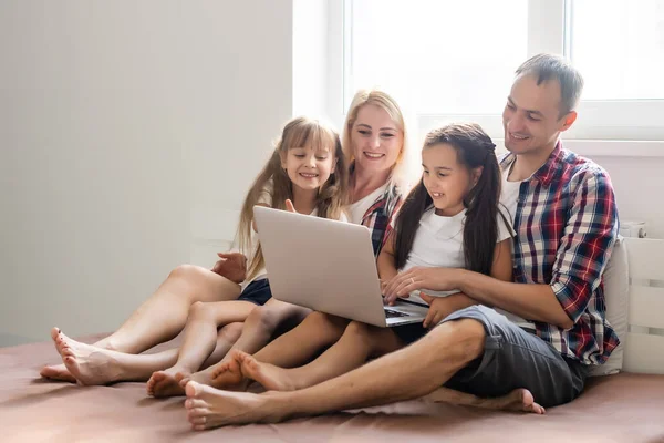 Família Animada Comprando Online Deitada Cama Casa — Fotografia de Stock