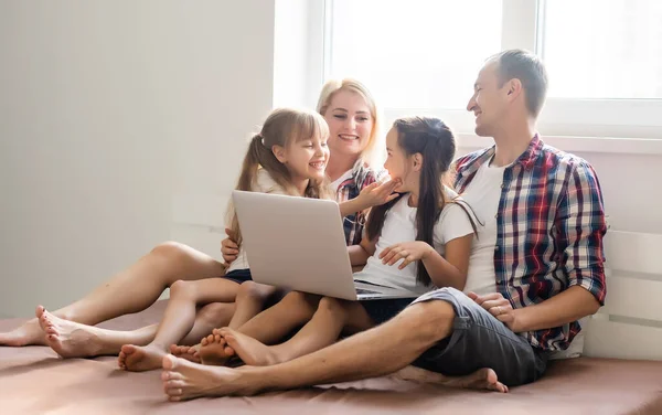 Lycklig Familj Koncept Vacker Mor Och Stilig Far Med Sina — Stockfoto