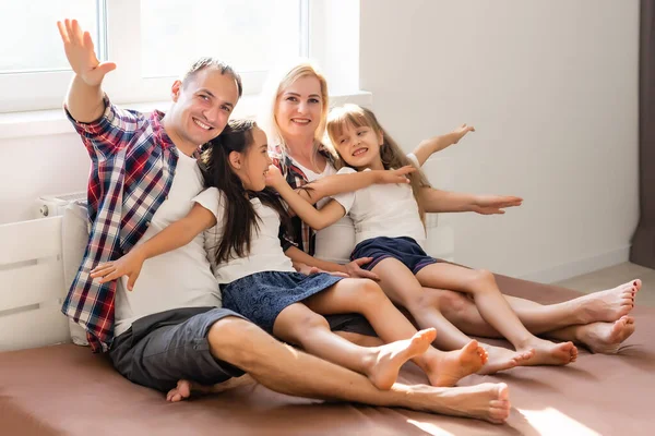 Lycklig Familj Brun Säng Sovrummet — Stockfoto