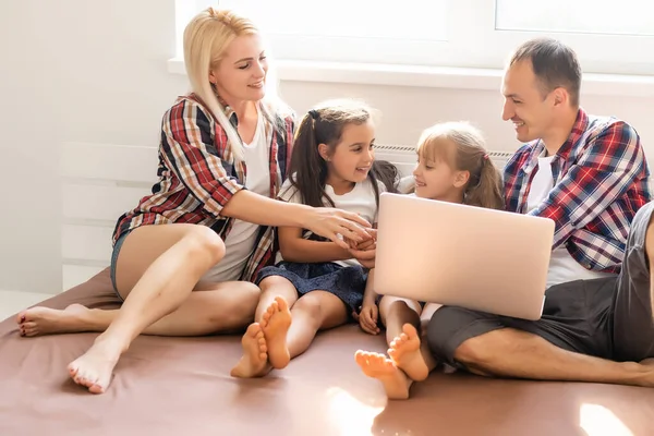 Familj Som Ligger Sängen Med Bärbar Dator — Stockfoto