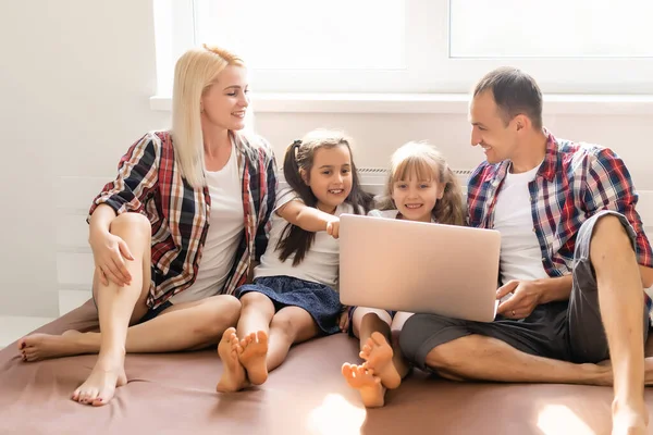 Famille Animée Achetant Ligne Couché Sur Lit Maison — Photo