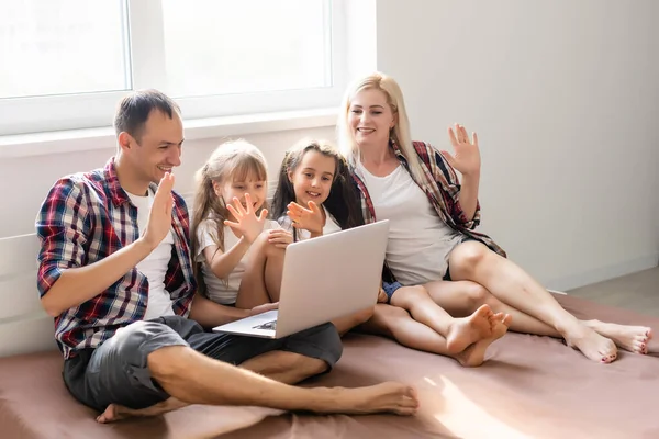 Lycklig Familj Koncept Vacker Mor Och Stilig Far Med Sina — Stockfoto