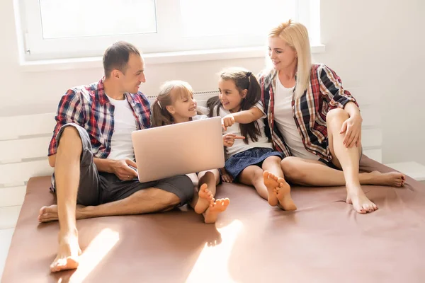 Familj Som Ligger Sängen Med Bärbar Dator — Stockfoto