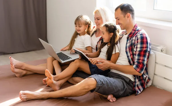 Concepto Familiar Feliz Hermosa Madre Padre Guapo Con Sus Hijas —  Fotos de Stock